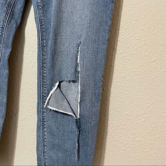Old Navy Boyfriend Mid Rise Light Wash Heavily Distressed Jeans Womens 8 Blue - Picture 3 of 9